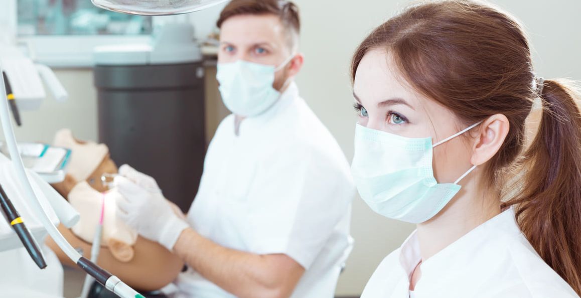 Zwei Zahnmedizinstudenten hören aufmerksam zu